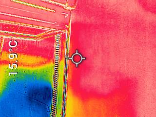Thermographic inspection image showing temperature variation around a window junction